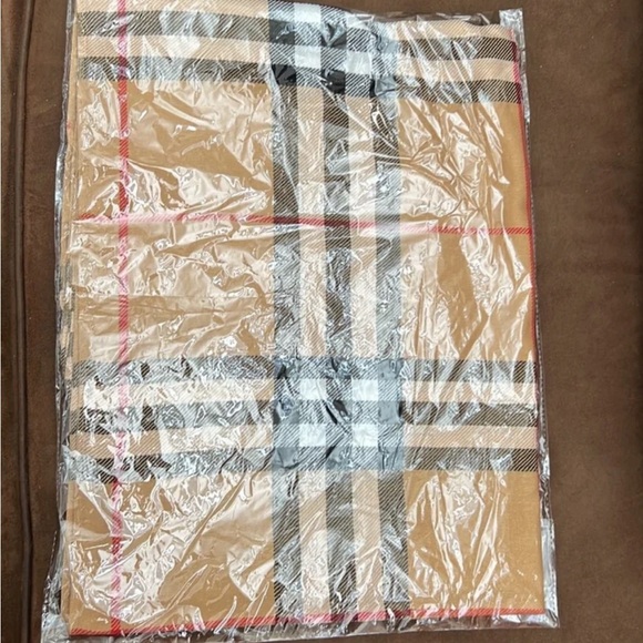 Burberry Scarf 100% Cashmere Combination PQ Beetroot New With Tag - Picture 5 of 8